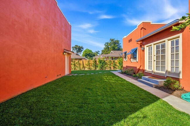 Building Photo - 314 E Palmyra Ave