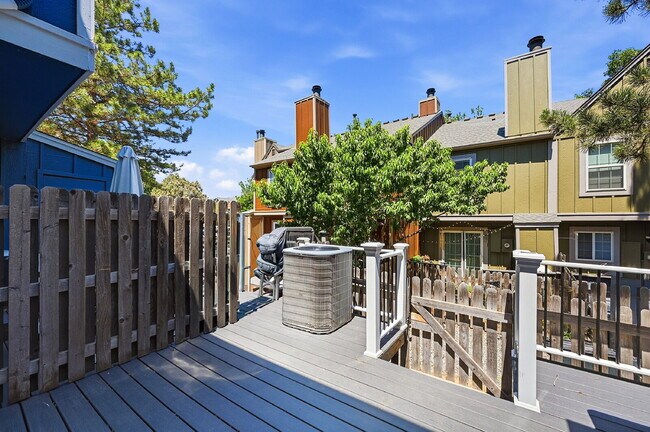 Building Photo - $2,470.95, 2 Bed, 2.5 bath Townhome in Centennial with in unit Laundry!