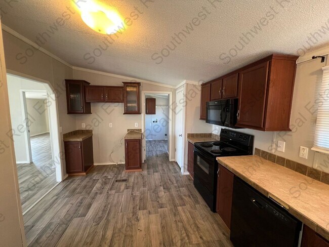 Building Photo - Spacious 3 bedrooms 2 baths home- Storage ...