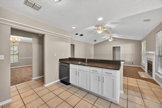 Building Photo - Spacious 3BR Home with Fireplace, Garage & Private Yard