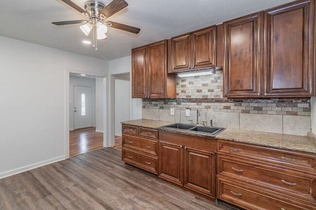 Building Photo - Beautiful home in a great location