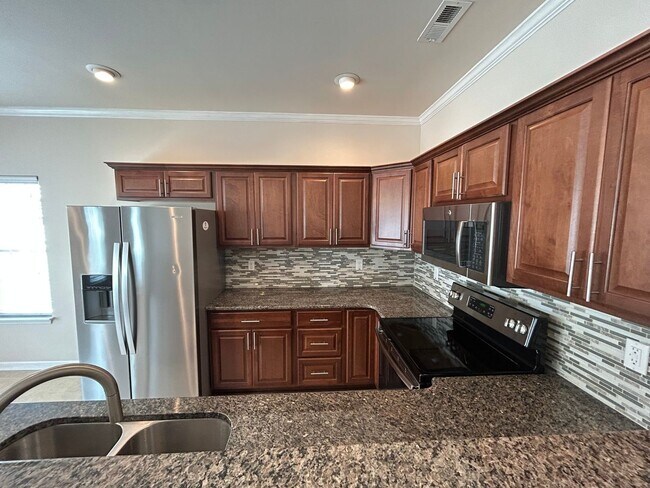 Building Photo - Immaculate beautiful 3-bedroom, 2.5-bath t...