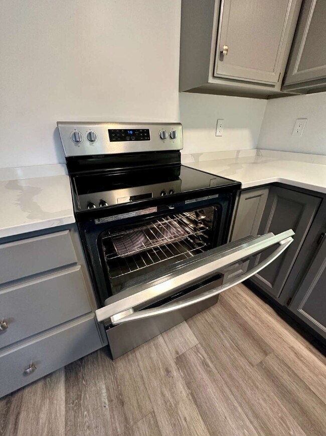 Building Photo - "Charming 2-Bed Gem with Granite Elegance ...