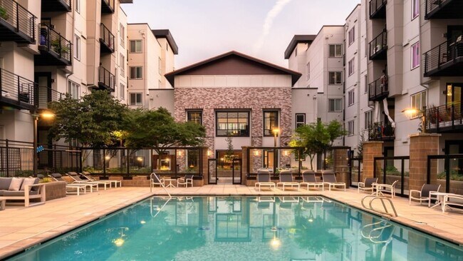 Building Photo - 1202 N 10th Pl