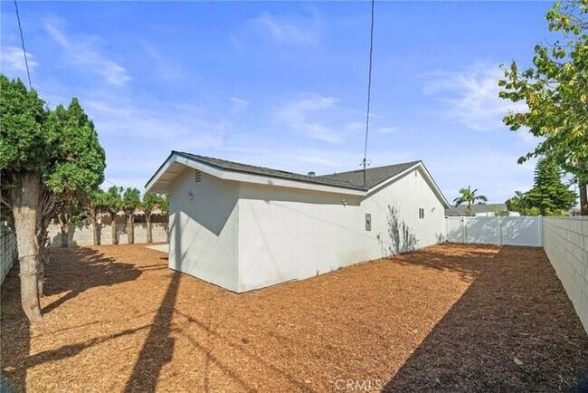 Building Photo - 5010 W Maurie Ave