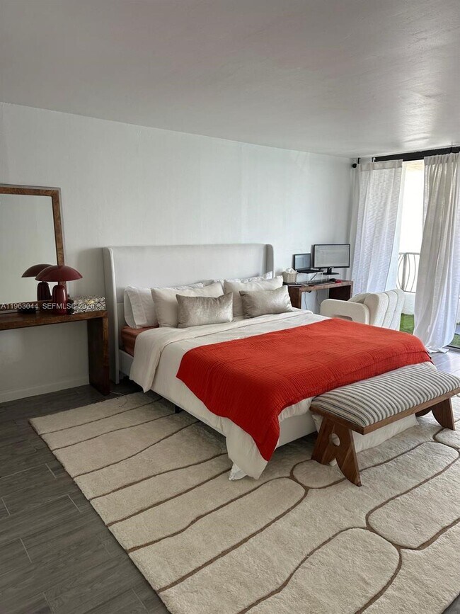 Building Photo - 555 NE 15th St