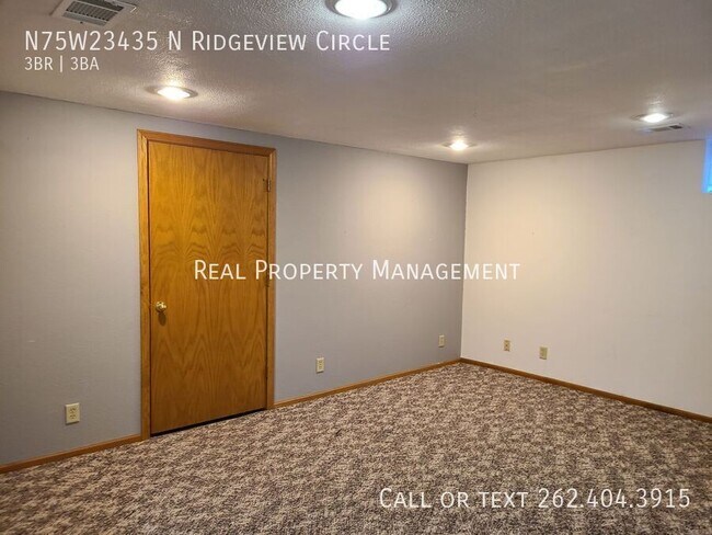 Building Photo - N75W23435 N Ridgeview Cir