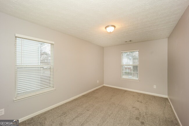 Building Photo - 9497 Lakeview Rd