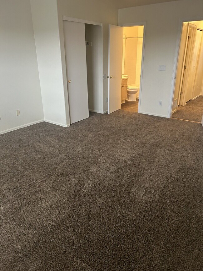 Building Photo - Beautiful 2BR/1.5B Town Home!   Available ...