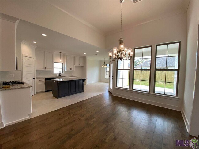 Building Photo - 4 Bedroom House in Denham Springs