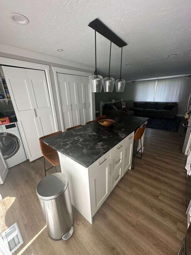 Building Photo - Orem Duplex - Upstairs