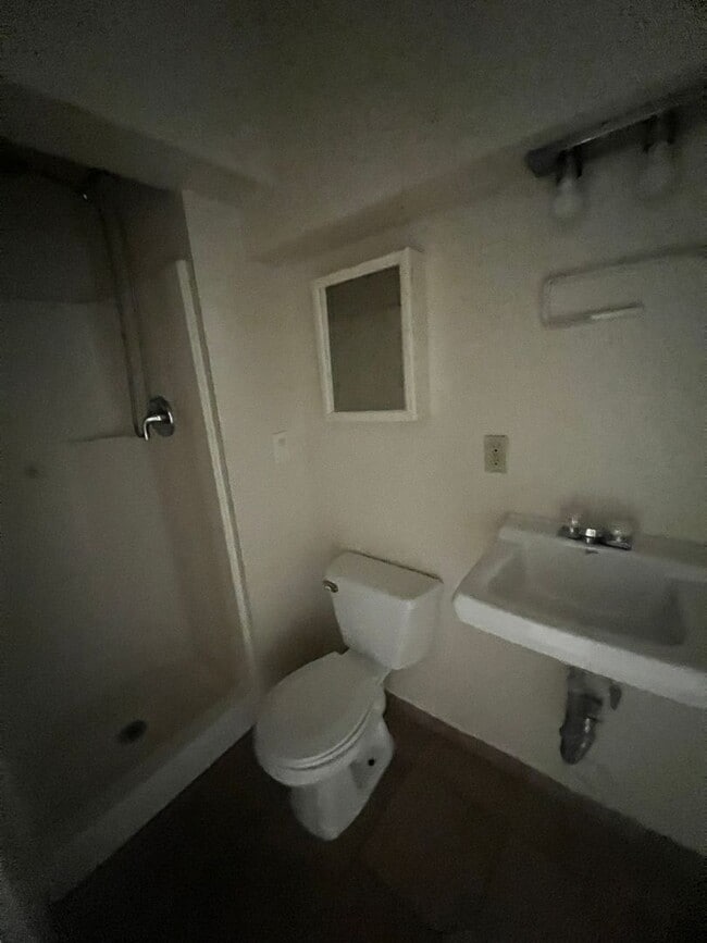 Building Photo - Midtown Ventura - Single story, three bedroom, two bath apartment