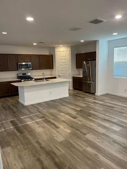 Building Photo - 18796 W Cameron Dr