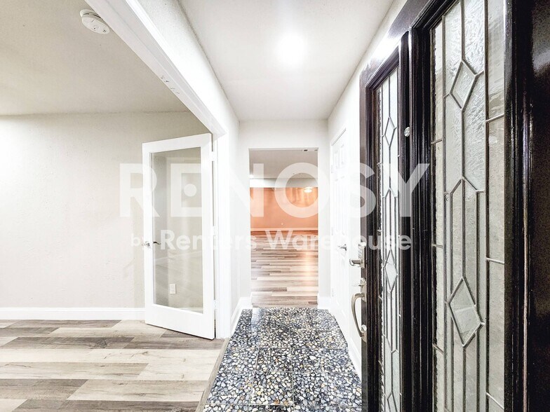 Building Photo - 9750 Hillis St