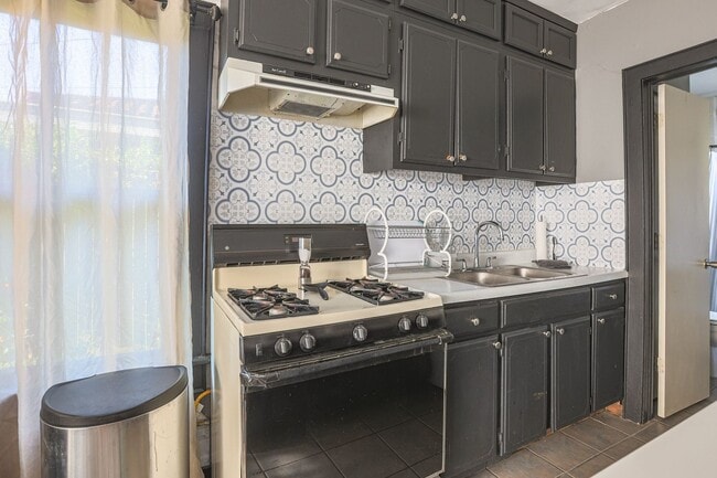 Building Photo - Fully Furnished Apartment in Historic Tracy Park