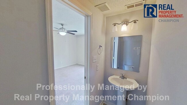 Building Photo - 2 BD/2.5 BA Townhome with Convenient Jacksonville Location