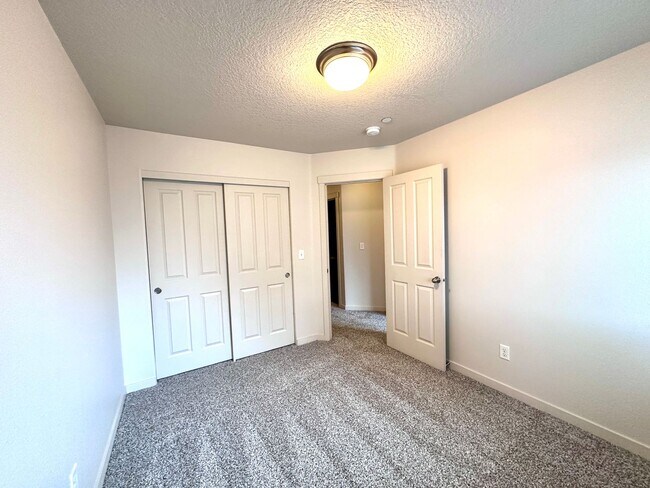Building Photo - Beautiful 3 Bd 2.5 Ba Town Home by Vancouver Mall