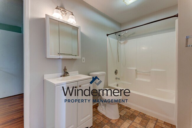 Building Photo - 3 Bedroom 2 Bath + Bonus Room Home with Stunning Water Views in Admirals Cove