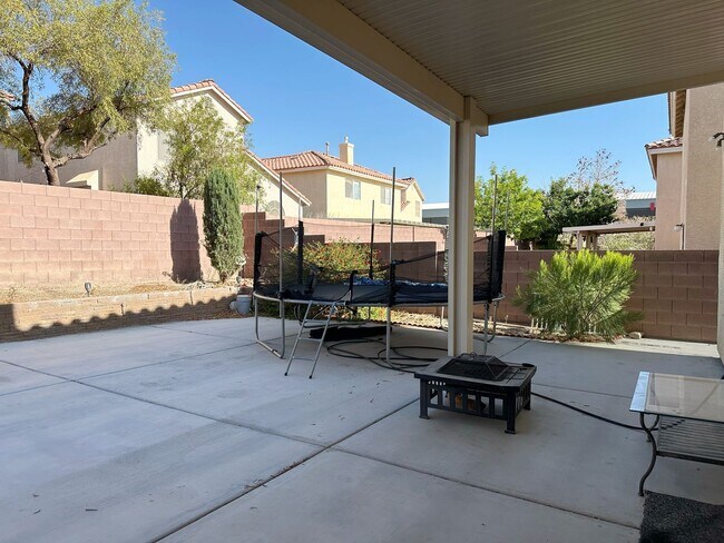 Building Photo - Beautifully Maintained Home Near Schools &...