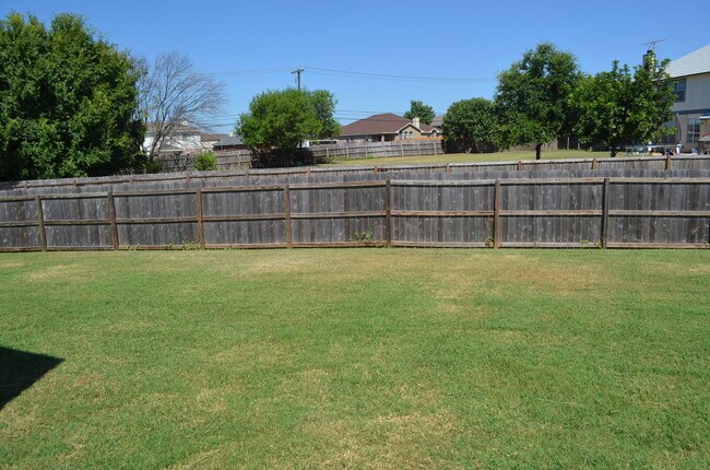 Building Photo - 2521 Creek Dr