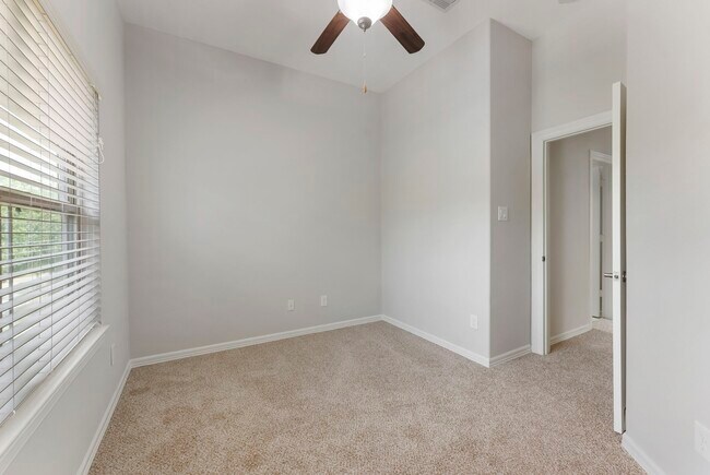 Building Photo - 31 Aventura Pl