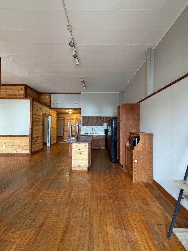 Building Photo - 311 Main St