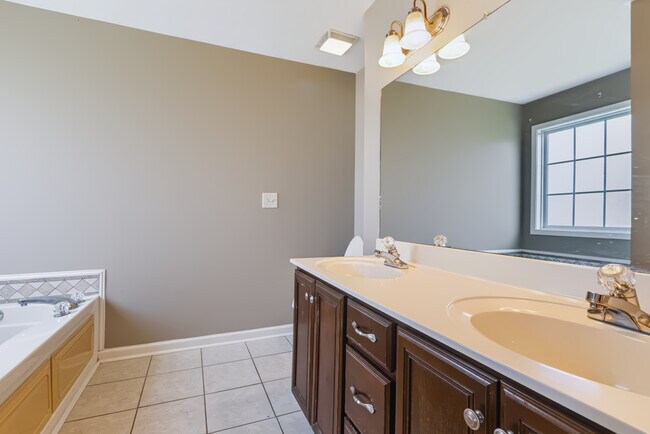 Building Photo - Flagstone Drive