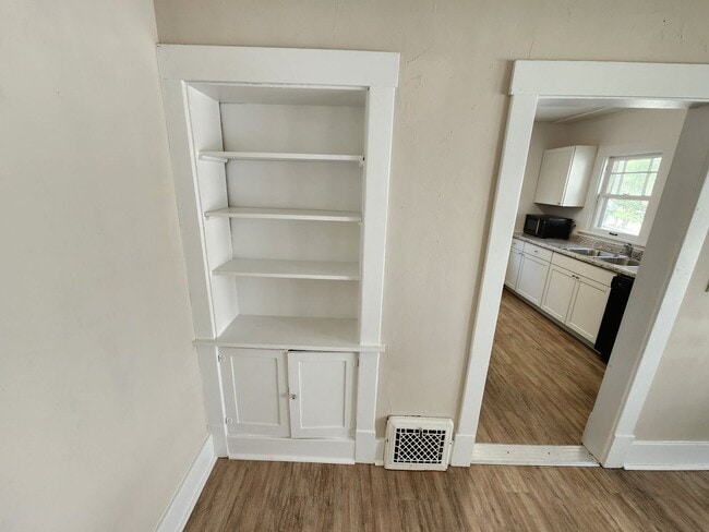 Building Photo - !! Spacious 2-Bedroom, 1-Bathroom Home AVA...