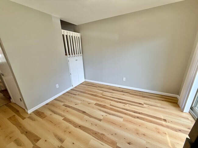 Building Photo - 830 White Oak Dr