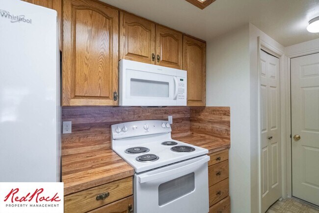 Building Photo - 3 Bedroom End Unit Home in Downtown St. Ge...