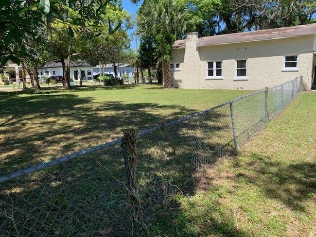 Building Photo - 3 Bed 1 Bath Home With Huge Fenced Yard Pe...