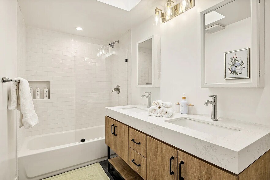 Building Photo - 619 W Kelso St