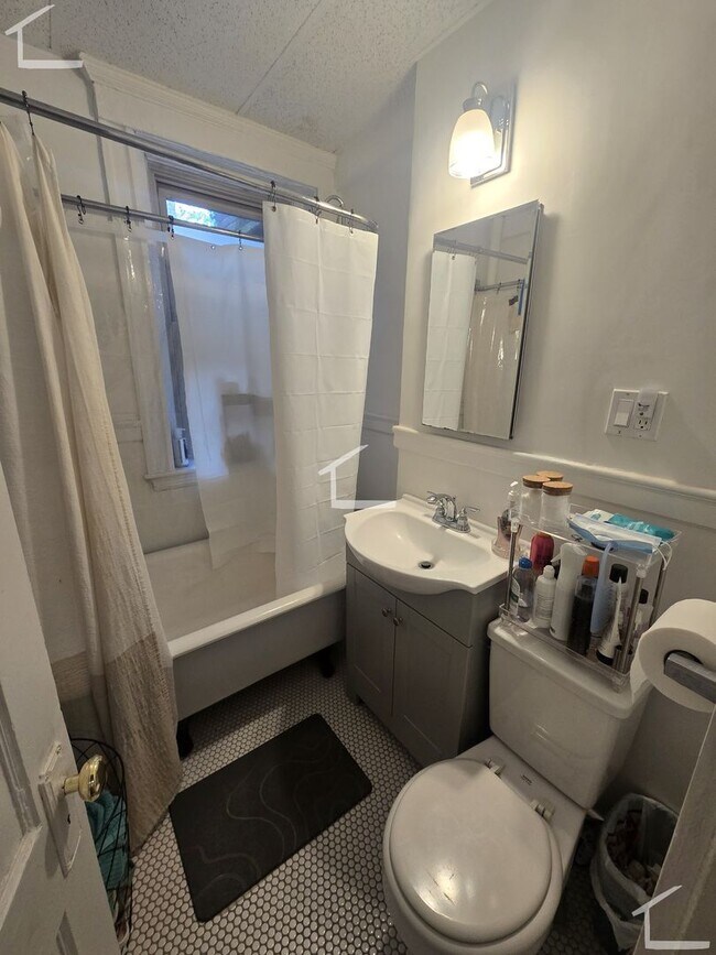 Building Photo - Awesome 2 bed in Allston