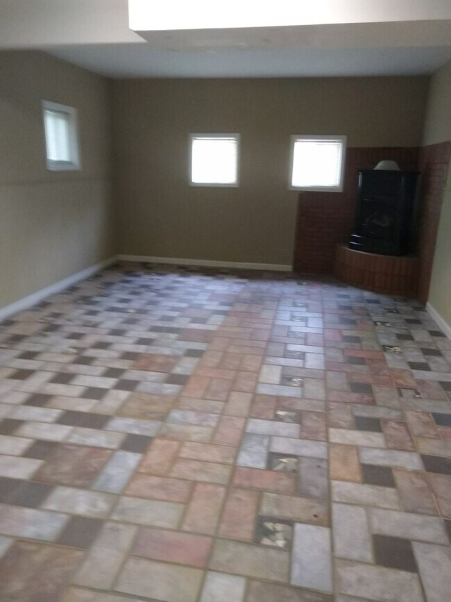 Building Photo - 2425 Justin Dr SW