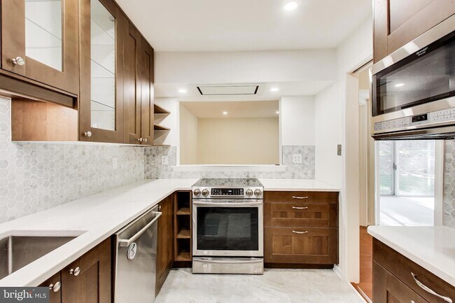 Building Photo - 5707 Brewer House Cir