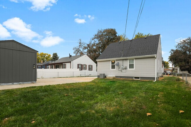 Building Photo - 1003 E Hopkins Dr