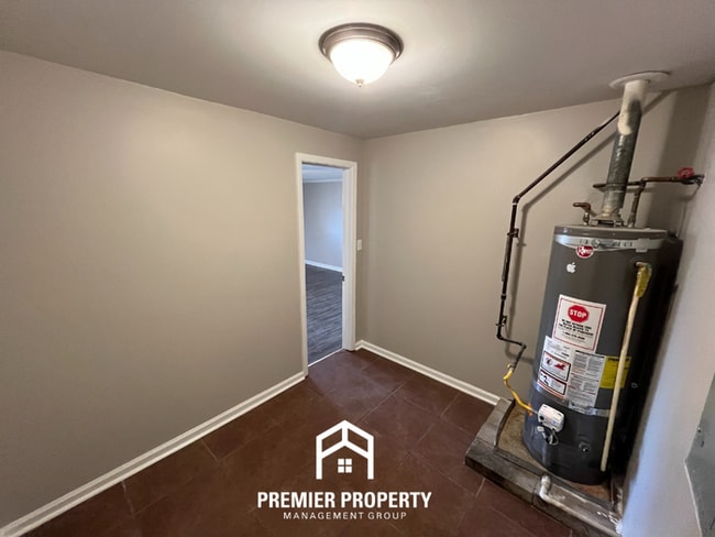 Building Photo - Beautiful 3BR/2BA Memphis Home with Hardwood Floors, Formal Dining & Fenced Yard