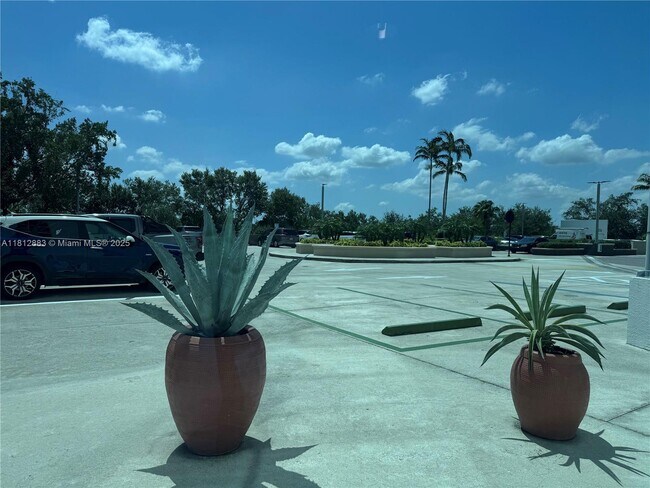 Building Photo - 2641 N Flamingo Rd