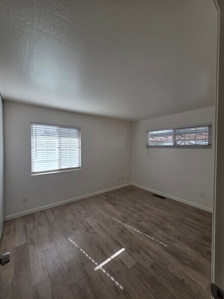 Large bedrooms with great closets and natural light - 325 N Lincoln Ave