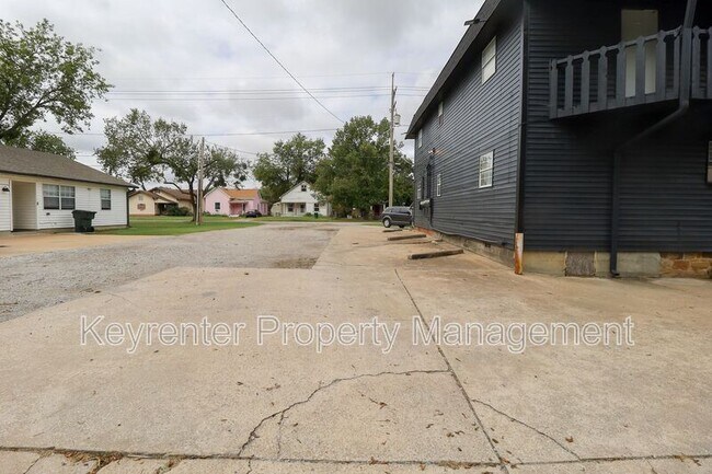 Building Photo - 405 S Maple St