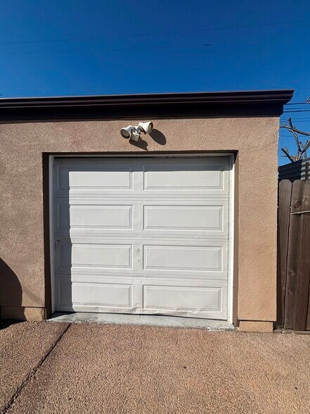 Building Photo - 347 E 118th Pl