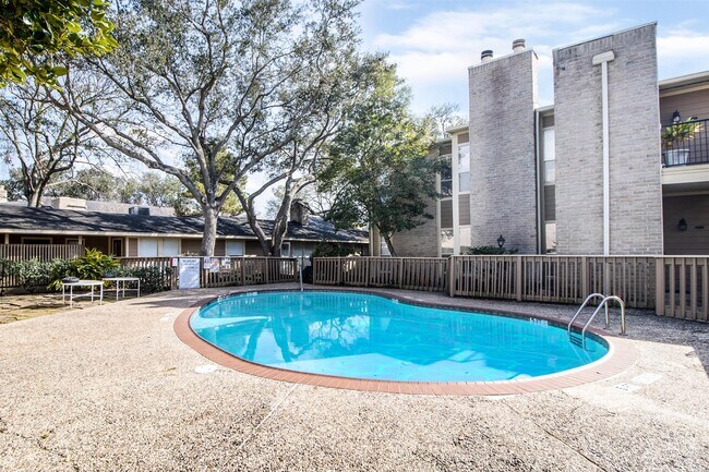 Building Photo - 728 Bering Dr