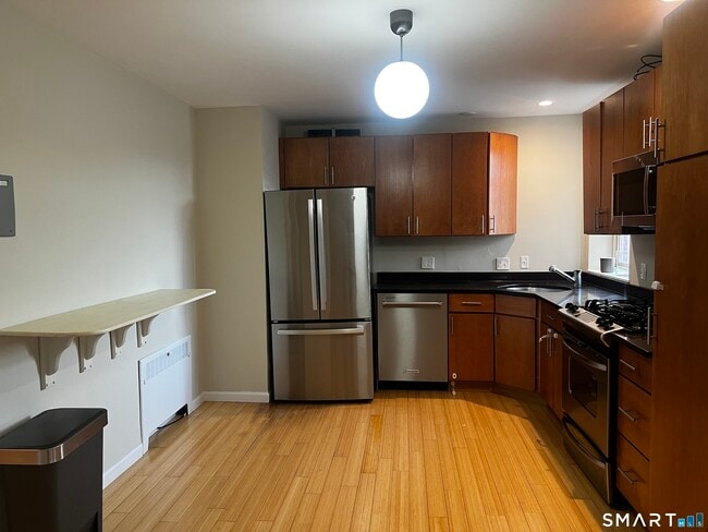 Building Photo - 869 Farmington Ave