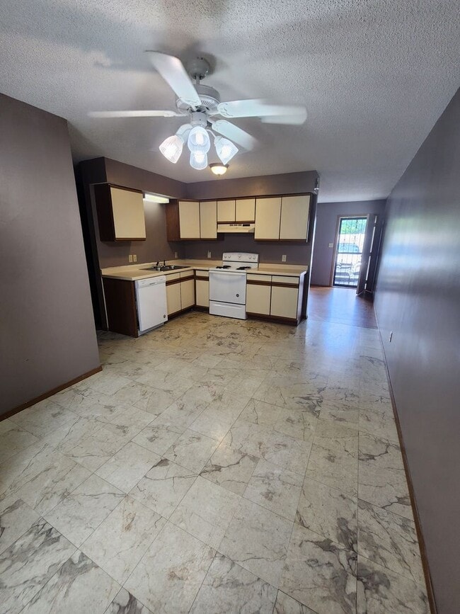 Building Photo - 1005 W Cherry St