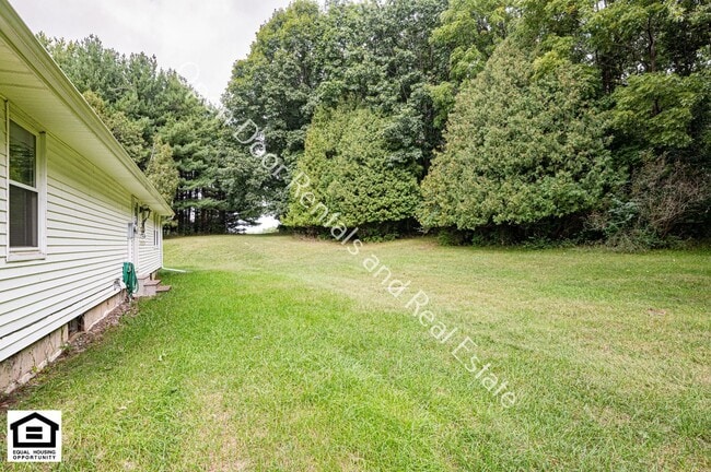 Building Photo - 1561 County Rd 00N