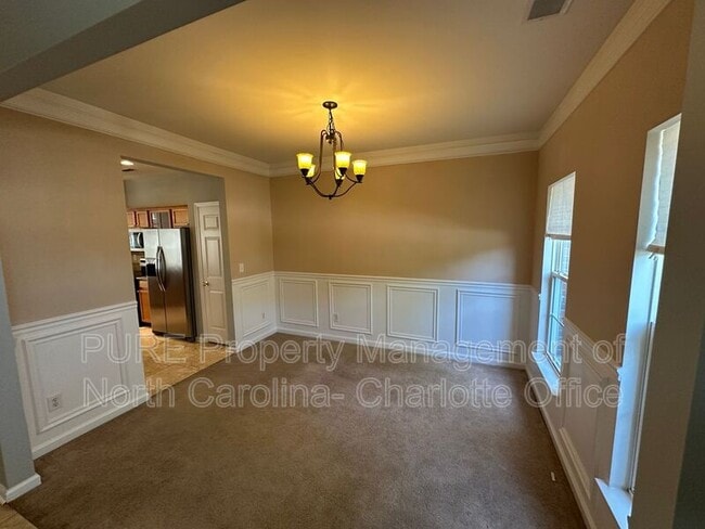 Building Photo - 6033 Queens Walk Ct