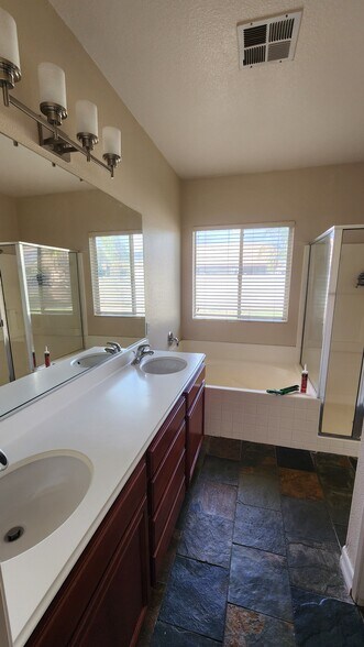 Master bath - 25288 Red Fern Cir