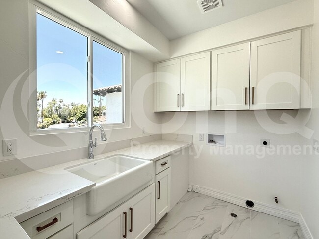Building Photo - 1523 E Treasure Cove Dr