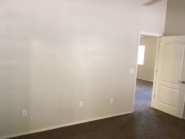 Building Photo - Sun-Drenched 3BR Tucson Residence with Expansive Backyard & Covered Patio