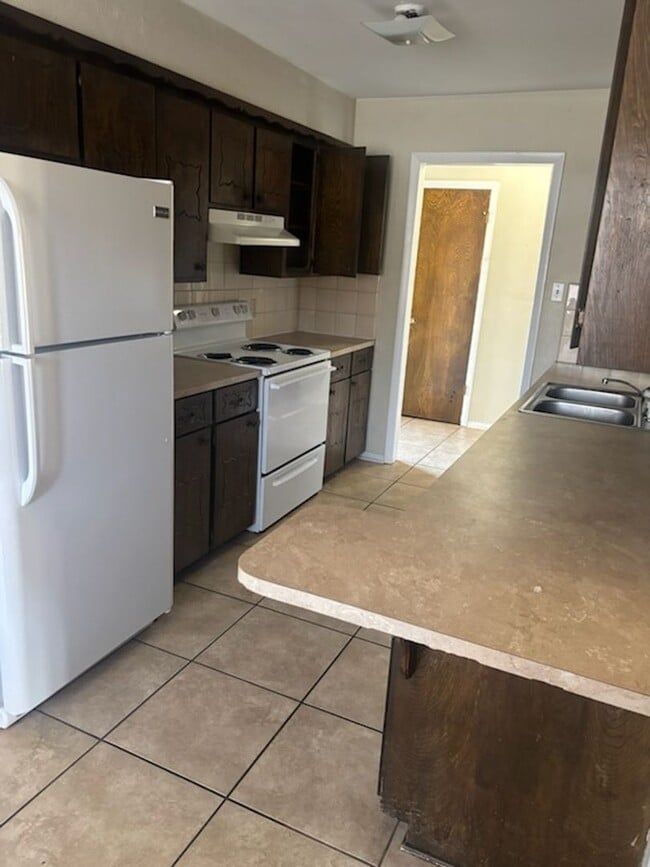 Building Photo - VERY NICE HOME IN THE RIDGECREST AREA. PETS NEGOTIABLE WITH OWNERS APPROVAL